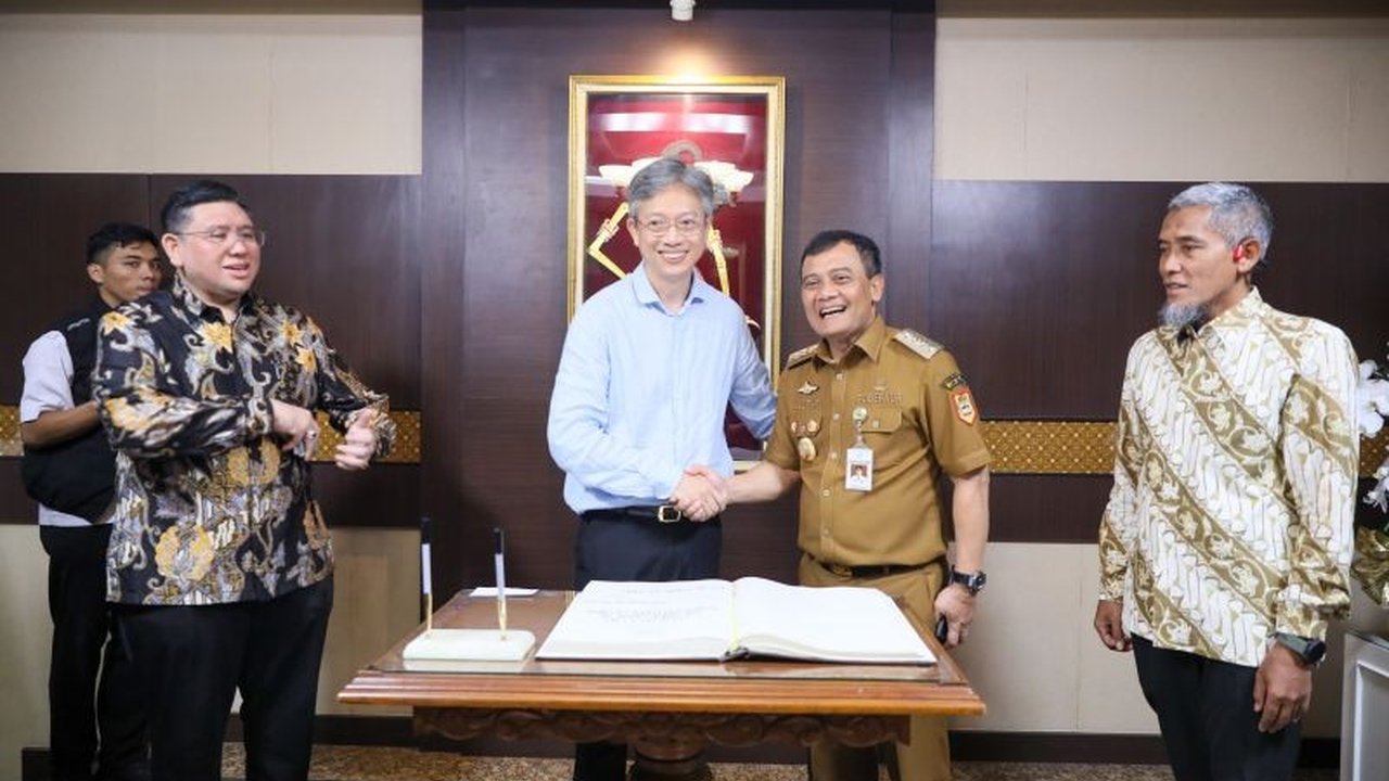 Gubernur Jawa Tengah menawarkan tiga proyek investasi besar ke Tiongkok, yaitu pengelolaan sampah terintegrasi, rumah sakit internasional, dan tanggul laut raksasa di Pantura, dengan harapan dapat meningkatkan perekonomian daerah.