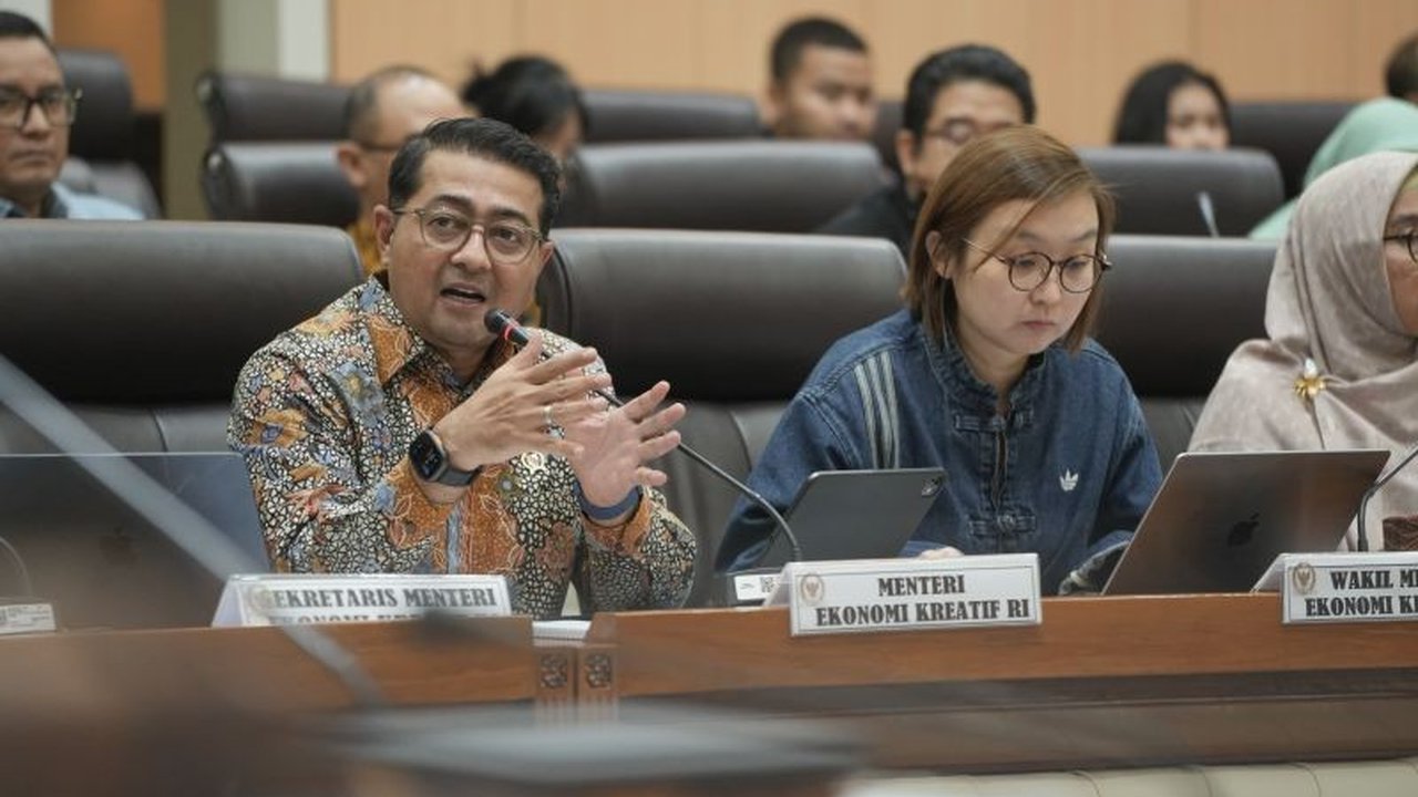 Menteri Ekonomi Kreatif, Teuku Riefky Harsya, paparkan strategi pengembangan ekonomi kreatif Indonesia melalui tiga lapis kerangka kerja dan Asta Ekraf, serta dorongan DPR untuk kolaborasi dan pendanaan.