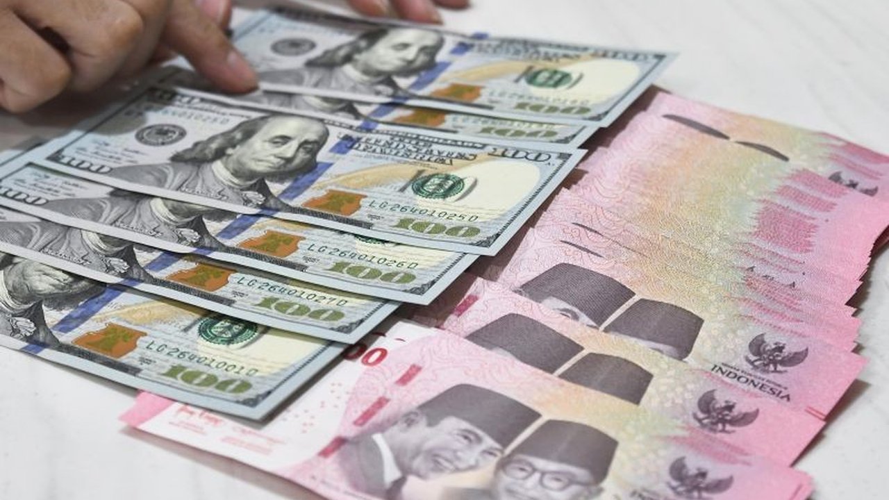 Nilai tukar rupiah terhadap dolar Amerika Serikat melemah pada Kamis pagi, mencapai Rp16.393 per dolar AS, turun 12 poin dari penutupan sebelumnya.