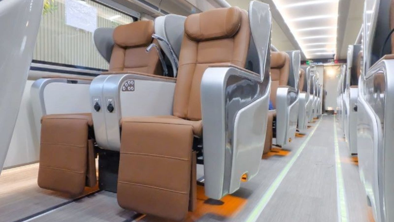 PT Kereta Api Indonesia (KAI) menggelontorkan investasi Rp10,79 triliun kepada PT INKA (Persero) untuk pengadaan berbagai sarana kereta api baru guna meningkatkan layanan dan mendukung industri dalam negeri.