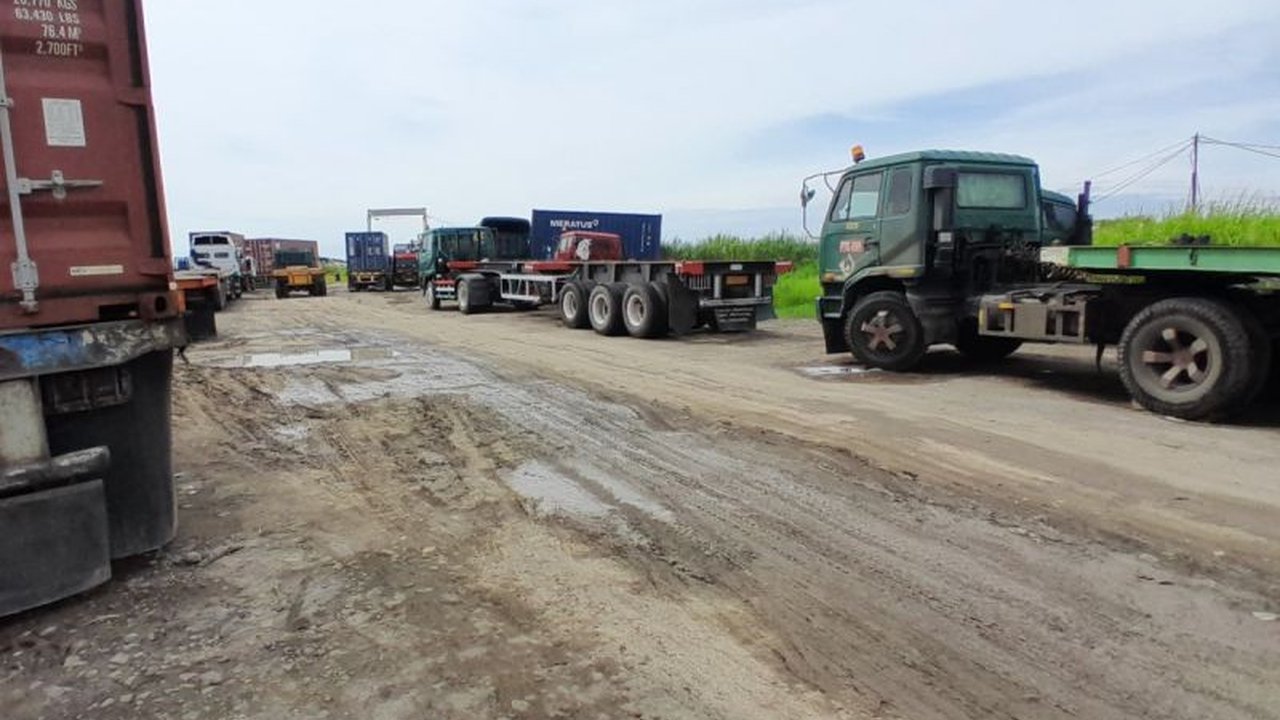 Asosiasi Pengusaha Truk Indonesia (Aptrindo) Tanjung Emas Semarang menghentikan operasional angkutan barang sebagai protes atas larangan truk sumbu 3 ke atas selama mudik Lebaran 2025.