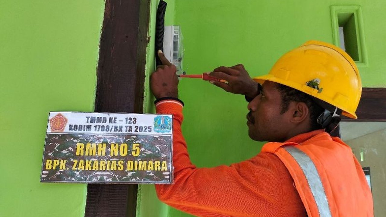 Satgas TMMD Ke-123 berhasil memasang meteran listrik di 10 rumah warga Kampung Kbusdori, Biak Numfor, Papua, sebagai bagian dari program pembangunan desa yang berkelanjutan.