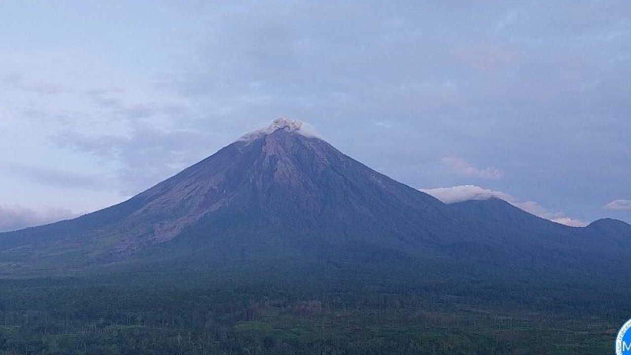 Gunung Semeru di Lumajang, Jawa Timur kembali erupsi pada Kamis pagi dengan aktivitas gempa letusan yang masih mendominasi, PVMBG mengeluarkan rekomendasi penting bagi masyarakat sekitar.