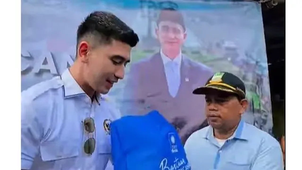 Momen Verrell Bramasta ngabuburit sambil tinjau banjir Bekasi, bantu warga yang terdampak. (sumber: Instagram/bramastavrl)