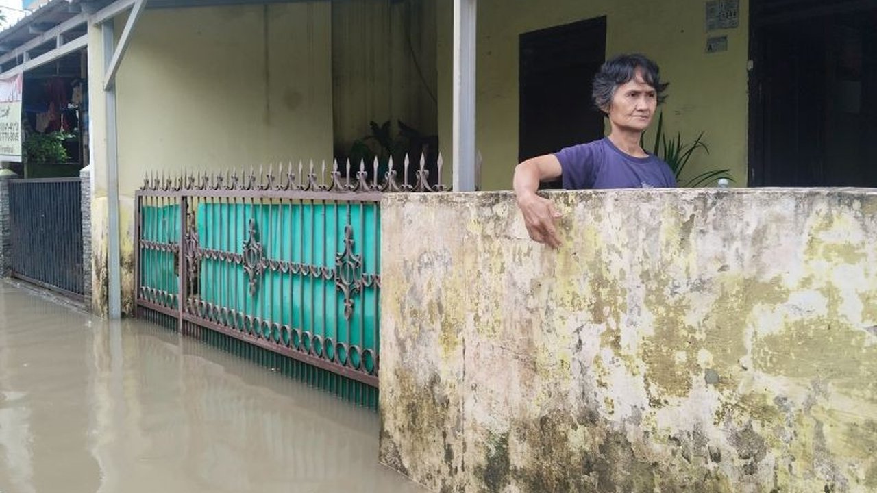 BMKG Sumsel memprediksi peningkatan intensitas hujan di Palembang pada H-7 Lebaran, imbau warga waspada potensi cuaca ekstrem dan banjir.