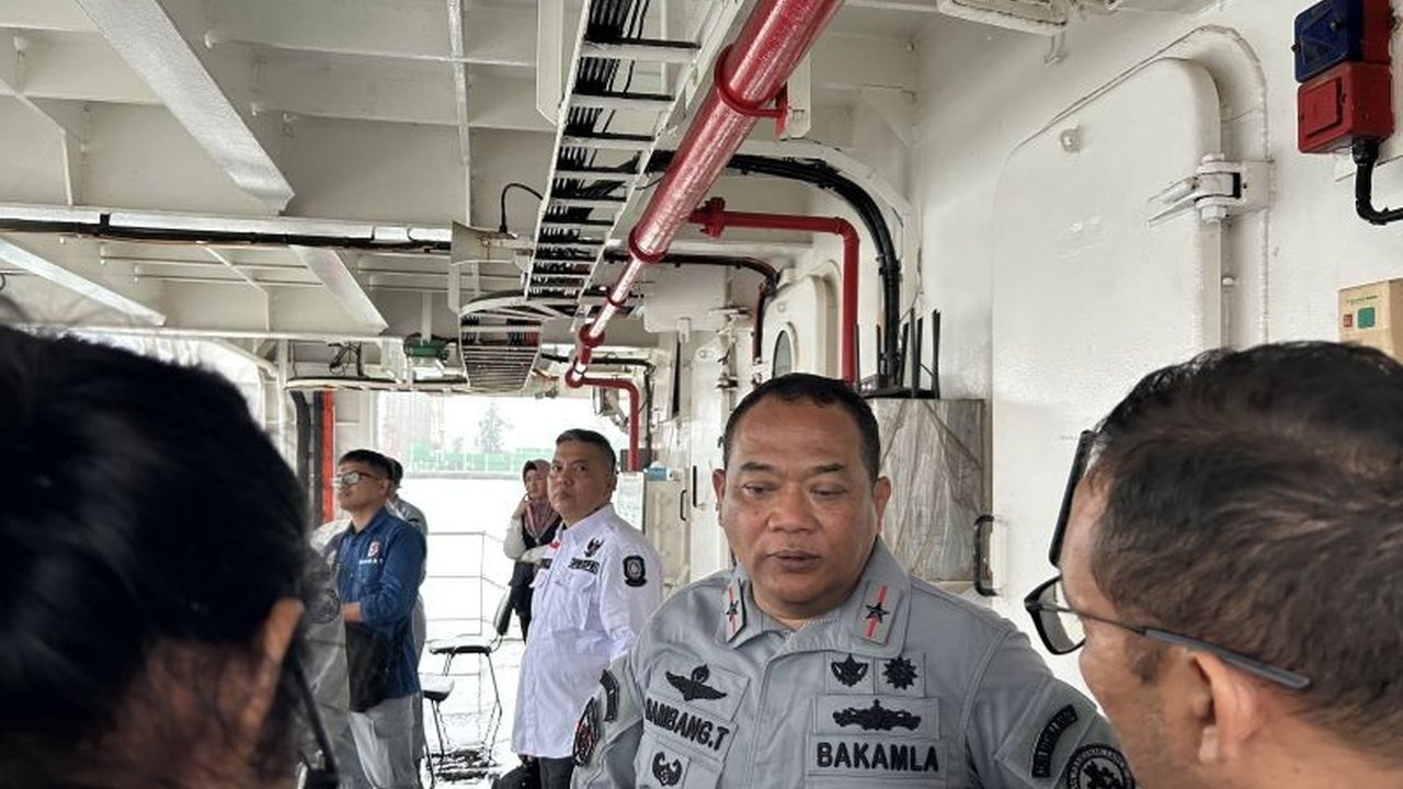 Badan Keamanan Laut (Bakamla) RI Zona Barat siapkan 4 kapal negara dan personel untuk mengamankan jalur laut mudik Lebaran 2025, mencegah kecelakaan dan memastikan keselamatan pemudik.