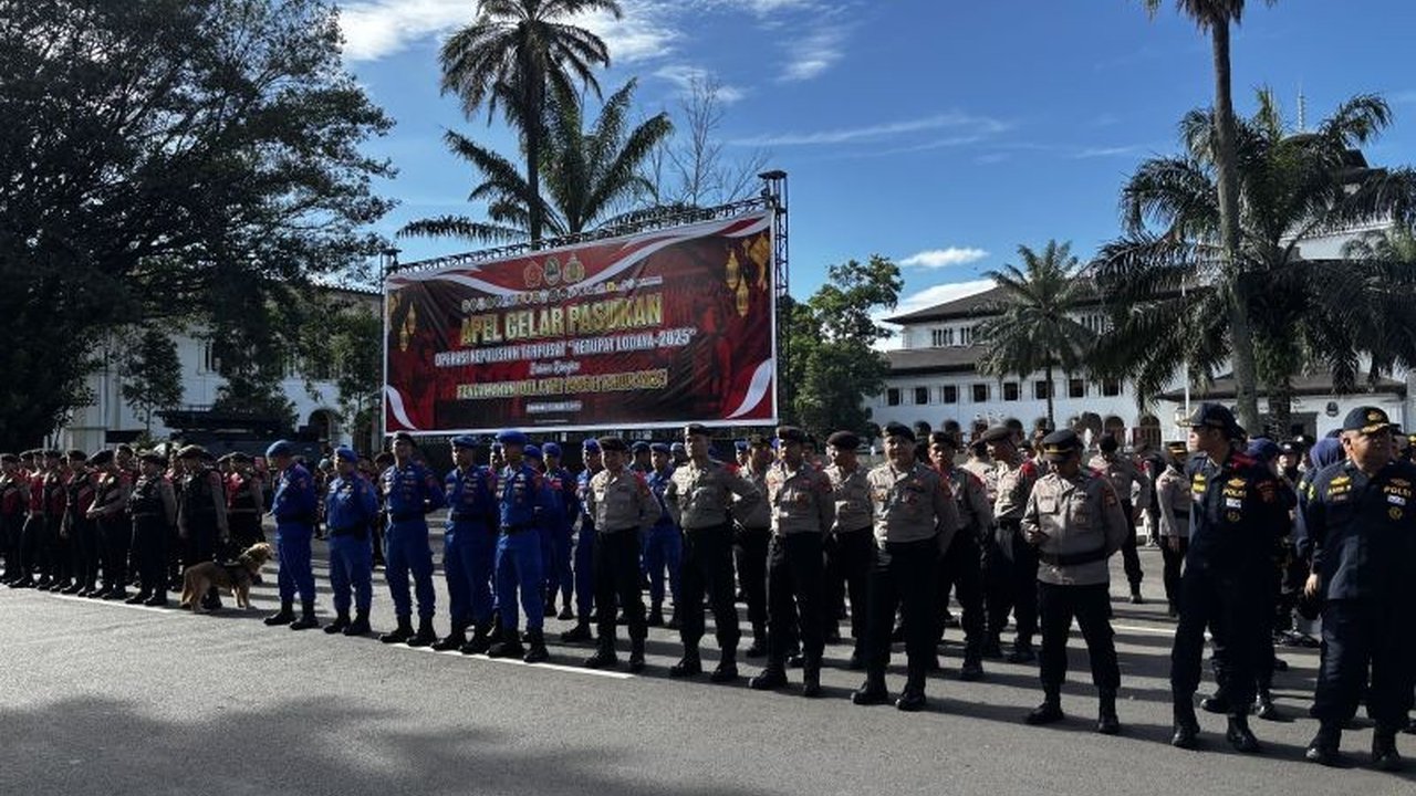 Polda Jabar siap siaga dengan 24.976 personel gabungan untuk Operasi Ketupat Lodaya 2025 guna mengamankan arus mudik dan balik Lebaran serta menjaga keamanan masyarakat.