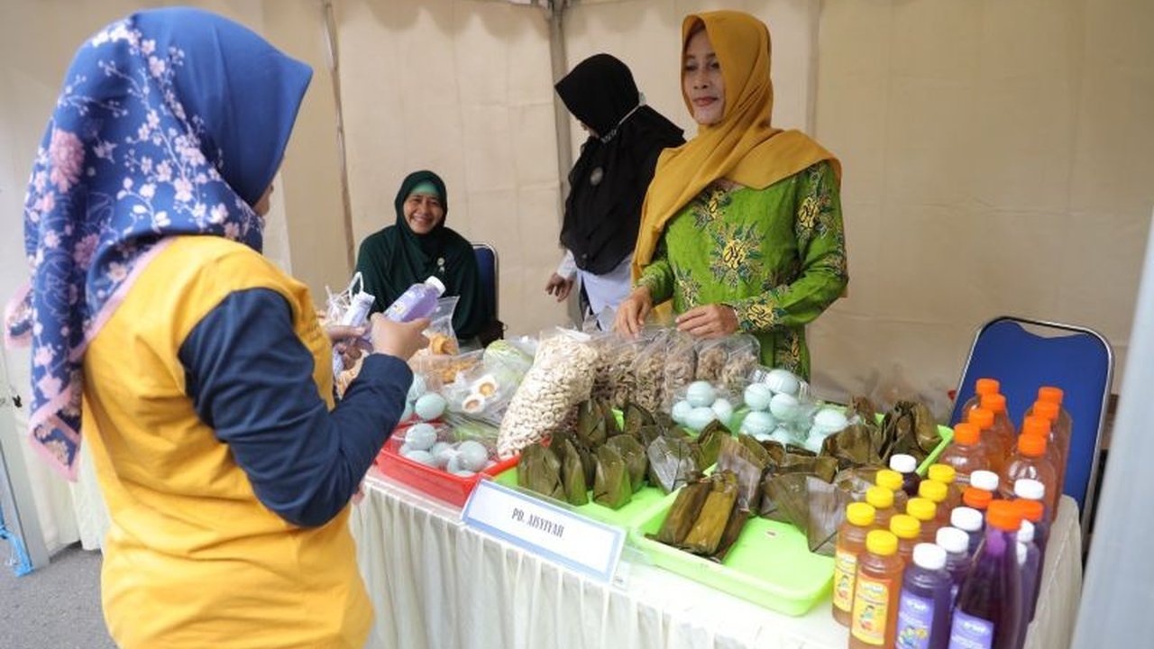 Pemkot Kediri laporkan pertumbuhan ekonomi 2024 meningkat signifikan berkat Bandara Dhoho dan berbagai program pendukung UMKM, serta menargetkan pertumbuhan ekonomi lebih tinggi di tahun 2025.