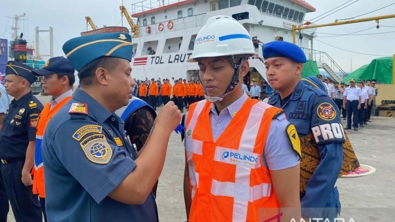 Pelindo Terminal Petikemas Kendari mengimbau masyarakat agar tidak membeli tiket mudik Lebaran 2025 melalui calo dan memanfaatkan pembelian tiket online untuk menghindari tiket palsu serta menikmati diskon.