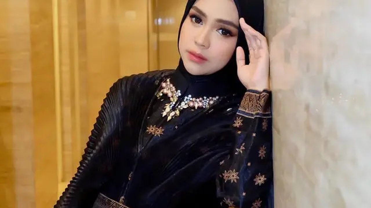 6 Gaya Elegan dan Stylish Ria Ricis dalam Balutan Outfit Serba Hitam  (instagram/riaricis1795)