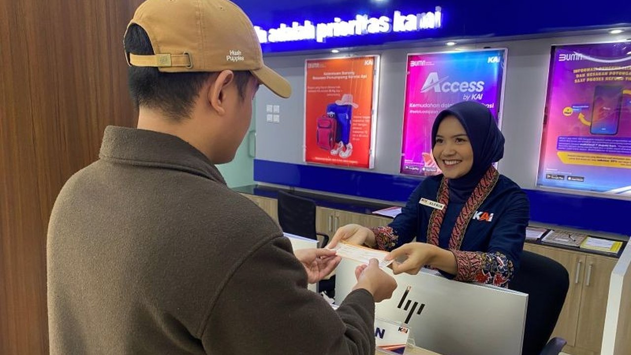 PT KAI Divre IV Tanjungkarang menambah gerbong KA Rajabasa hingga 8 gerbong untuk mengantisipasi lonjakan penumpang Lebaran 2025, meningkatkan kapasitas tempat duduk hingga 37.312 kursi.