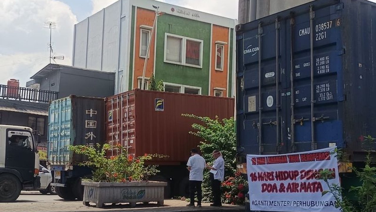 Aksi unjuk rasa sopir truk di Pelabuhan Tanjung Priok, Jakarta Utara, menyebabkan kemacetan parah dan berdampak pada perekonomian.