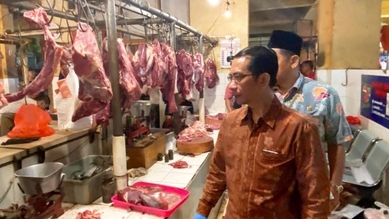 Pemerintah Kota Jakarta Selatan memastikan harga dan stok bahan pangan terkendali menjelang Lebaran, dengan harga daging sapi turun dan pengawasan ketat terhadap keamanan pangan.