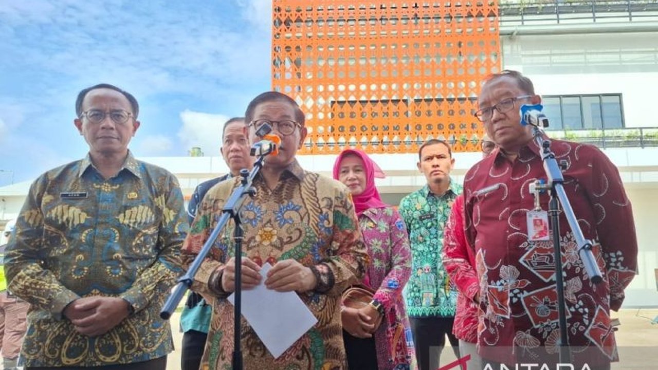 Gubernur DKI Jakarta, Pramono Anung, meninjau langsung RDF Plant Rorotan dan menemukan masalah utama berupa penggunaan sampah lama yang menyebabkan bau dan asap hitam, sehingga ia menginstruksikan perbaikan fasilitas.