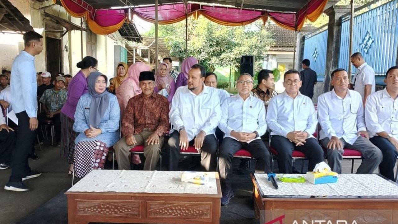 Menko Pangan Zulkifli Hasan menepati janjinya dengan memberikan alat pendingin susu senilai Rp400 juta kepada UD Pramono di Boyolali, Jawa Tengah, guna meningkatkan produktivitas susu dan membantu perekonomian lokal.