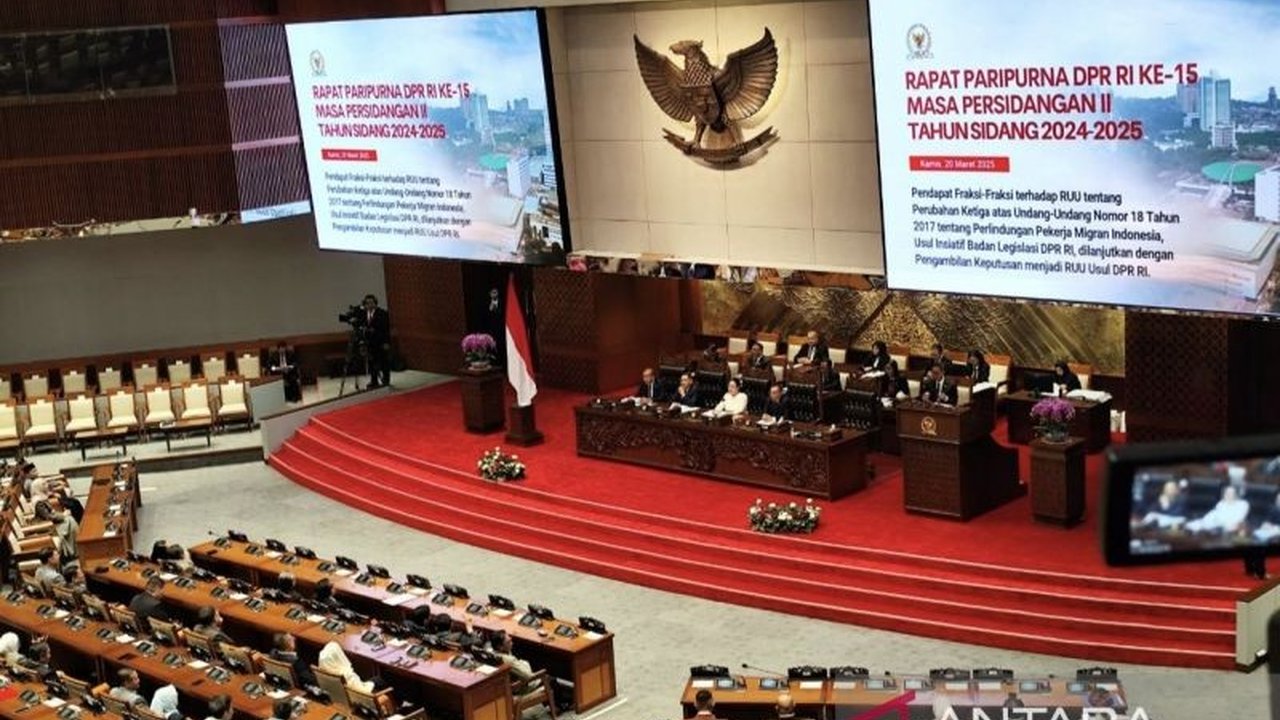 Rapat Paripurna DPR RI menyetujui 10 Rancangan Undang-Undang (RUU) usulan Komisi II tentang pembentukan Kabupaten dan Kota di Gorontalo, Sulawesi Tenggara, dan Sulawesi Utara.