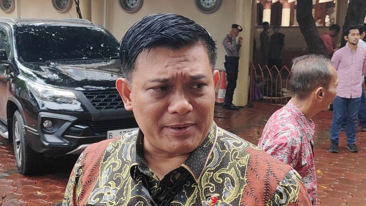 Polda Metro Jaya masih melengkapi berkas kasus dugaan pemerasan Firli Bahuri sesuai petunjuk Kejaksaan Tinggi DKI Jakarta, sementara Firli mencabut gugatan praperadilannya.