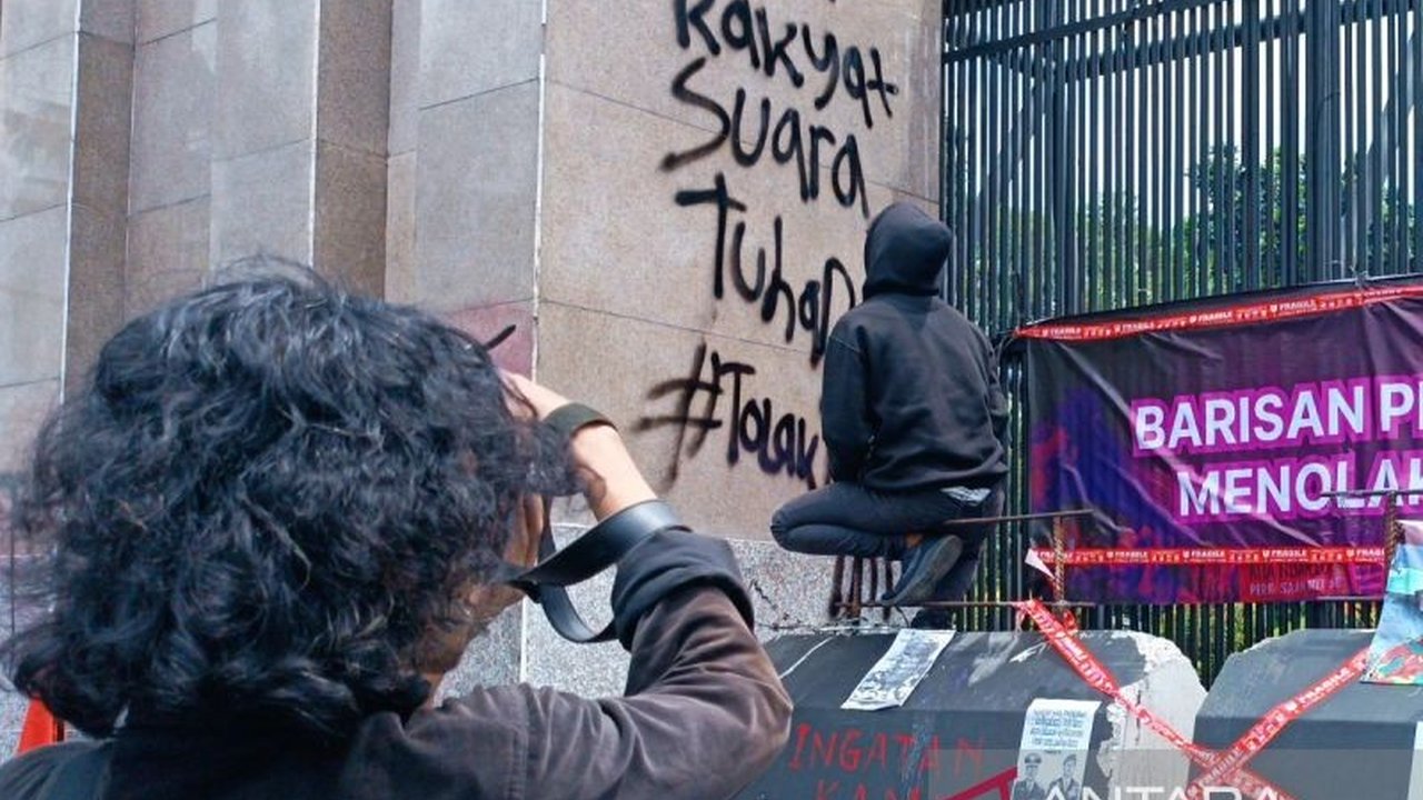 Aksi demonstrasi penolakan revisi UU TNI di depan Gedung DPR RI berlangsung kondusif hingga Kamis siang, dengan ribuan personel gabungan mengamankan jalannya demonstrasi.