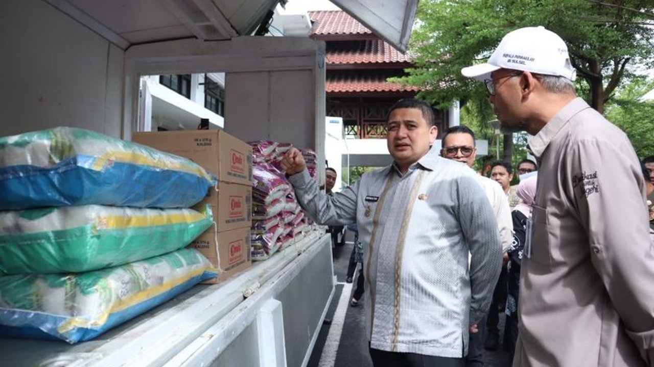 Pemerintah Kota Makassar mendistribusikan ribuan paket sembako untuk pasar murah Lebaran 2025 guna meringankan beban masyarakat akibat kenaikan harga kebutuhan pokok menjelang Idul Fitri.