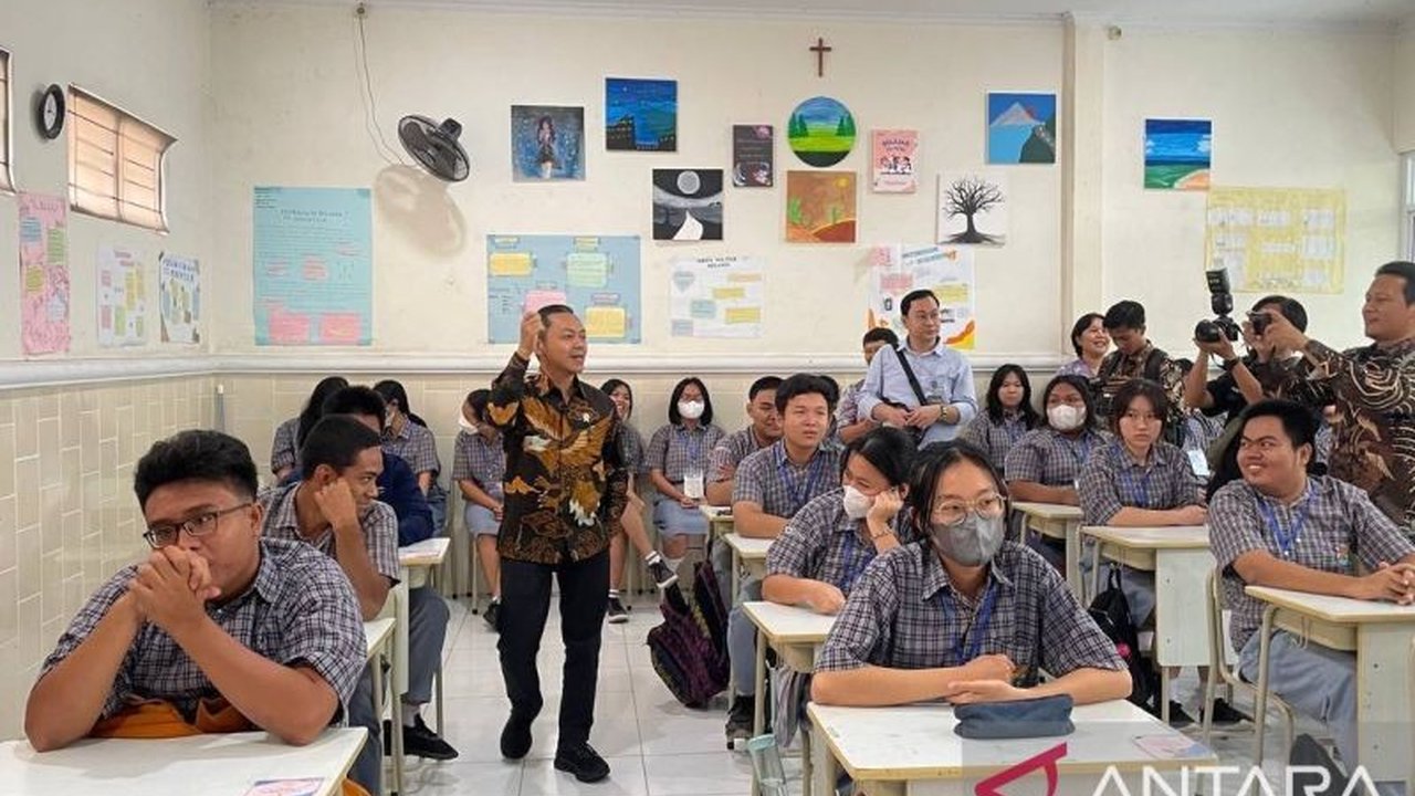 Wakil Menteri Pendidikan Dasar dan Menengah (Wamendikdasmen) meminta Pemkot Serang untuk memperhatikan sekolah swasta agar dapat berkembang setara dengan sekolah negeri, demi mewujudkan pendidikan yang berkeadilan.