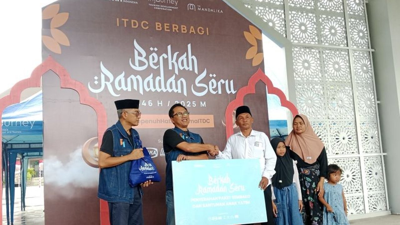 PT ITDC menyalurkan 1.500 paket sembako untuk lansia dan 700 paket untuk anak yatim di Mandalika, Lombok Tengah, sebagai bagian dari program Berkah Ramadhan Seru 2025.