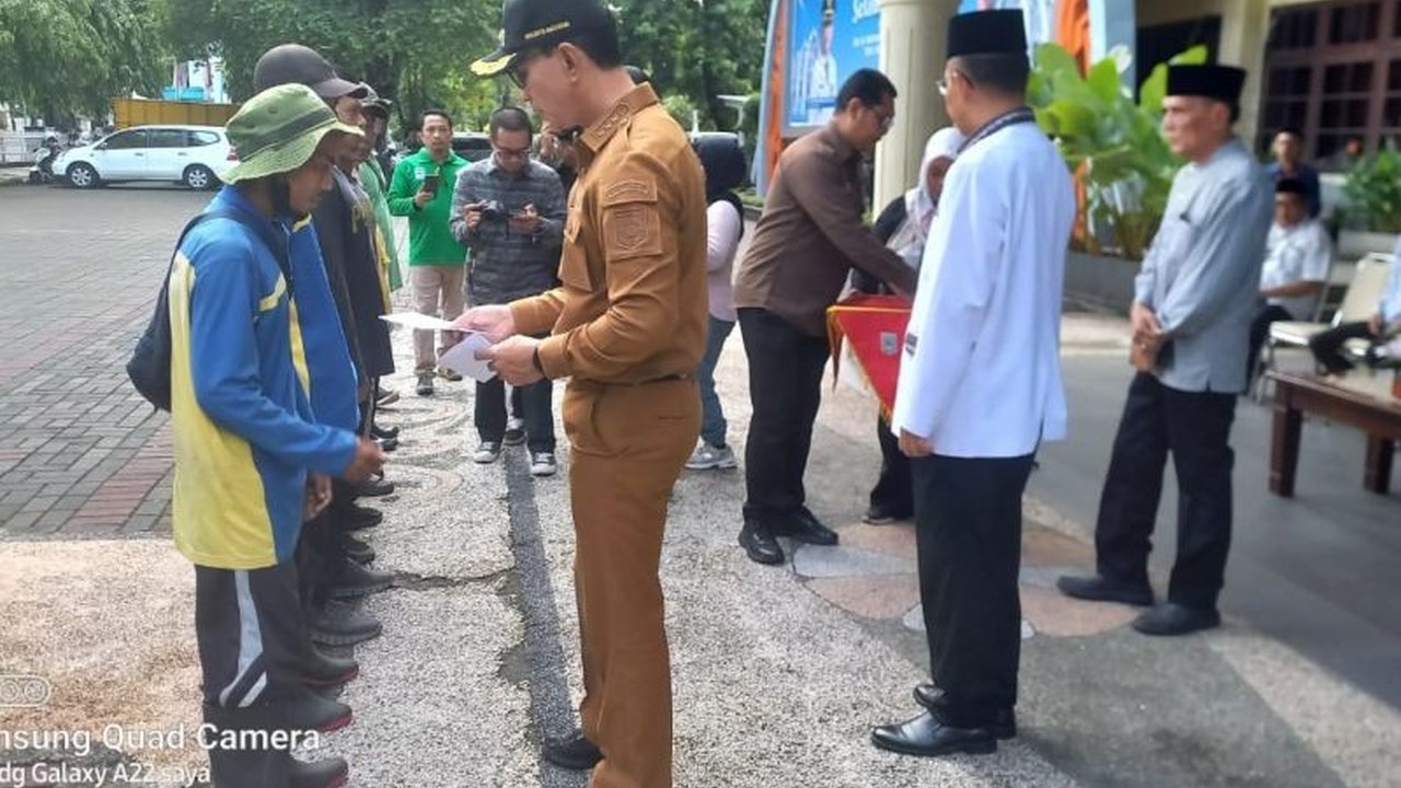 Pemkot Mataram Beri Santunan Lebaran Rp200 Ribu untuk 1.338 Petugas Kebersihan