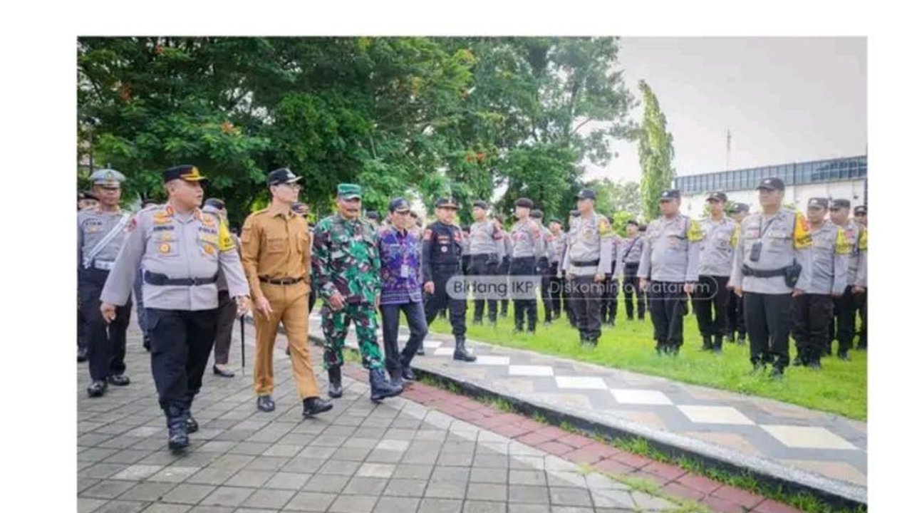 Polresta Mataram menggelar apel gelar pasukan Operasi Ketupat Rinjani 2025 untuk mengamankan arus mudik Lebaran 1446 H/2025, dengan berbagai strategi untuk memastikan mudik aman dan nyaman bagi masyarakat.