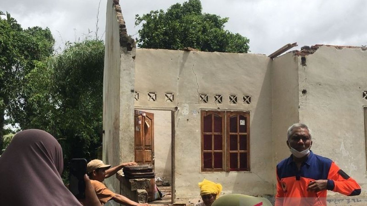 Angin puting beliung yang menerjang Desa Teratak, Lombok Tengah, NTB pada Kamis pagi mengakibatkan 80 rumah rusak dan ratusan warga terdampak.