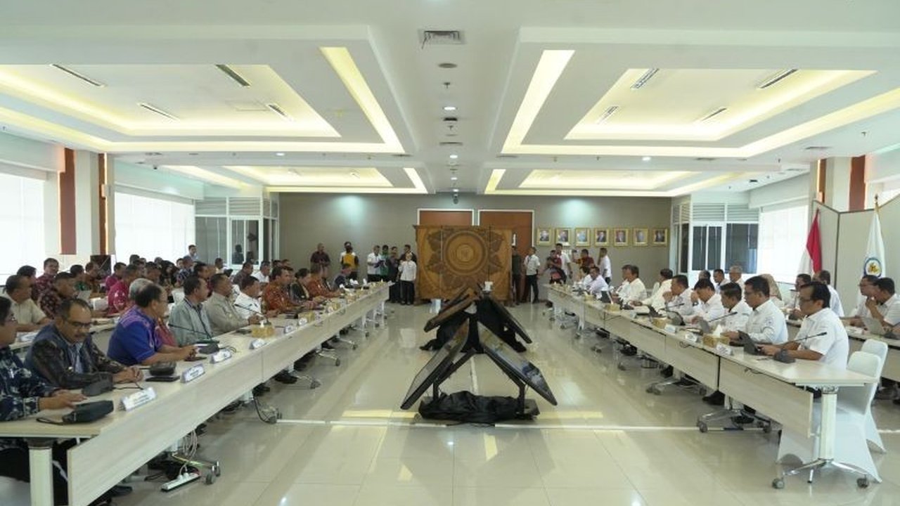 Gubernur NTT, Melki Laka Lena, mengajak kepala daerah se-NTT bertemu Menteri KKP untuk membahas pengembangan sektor kelautan dan perikanan di NTT guna meningkatkan perekonomian masyarakat.