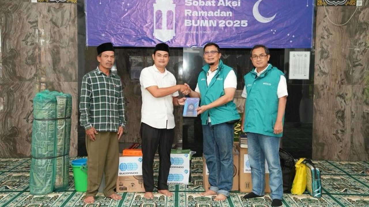 PT Sucofindo menggelar aksi bersih-bersih Musholla Al-Hikmah dan berdayakan UMKM dodol di Kampung Bungoaok Pulo, Tangerang, sebagai bagian dari program Sobat Aksi Ramadhan BUMN 2025.