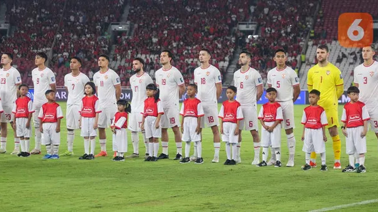 Pemain Timnas Indonesia menyanyikan lagu kebangsaan Indonesia Raya pada laga lanjutan putaran ketiga Grup C Kualifikasi Piala Dunia 2026 melawan Arab Saudi di Stadion Utama Gelora Bun