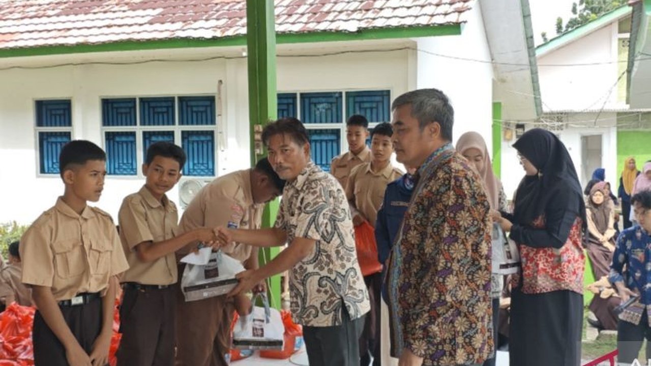 Pemerintah Kabupaten Bangka Tengah menyalurkan bantuan sosial berupa sembako dan uang tunai kepada pelajar SMPN 1 Koba dalam rangka program Ramadhan berbagi.