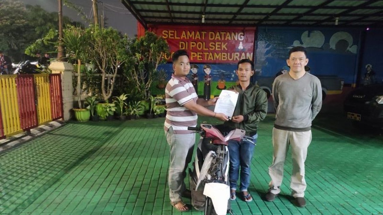 Sepeda motor warga Jakarta Barat yang hilang dicuri berhasil ditemukan polisi di Pandeglang, Banten, dan telah dikembalikan kepada pemiliknya.