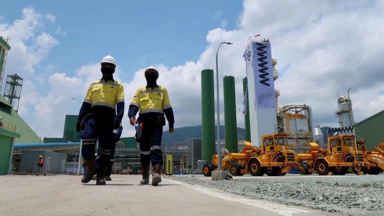 PT Amman Mineral Internasional (AMMAN) menargetkan produksi katoda tembaga pertama pada akhir Maret 2025 di smelter Batu Hijau, Sumbawa Barat, NTB, setelah sukses uji coba produksi anoda tembaga.