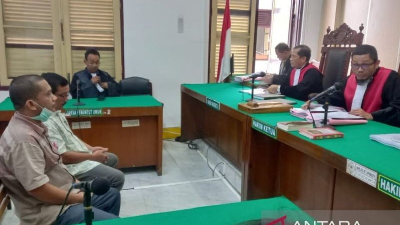Jaksa tuntut mantan Plt Kadisdik Madina, Ahmad Gong Matua, 8 tahun penjara dan denda Rp400 juta terkait korupsi Dana Alokasi Khusus (DAK) tahun 2020 senilai Rp4,7 miliar lebih.