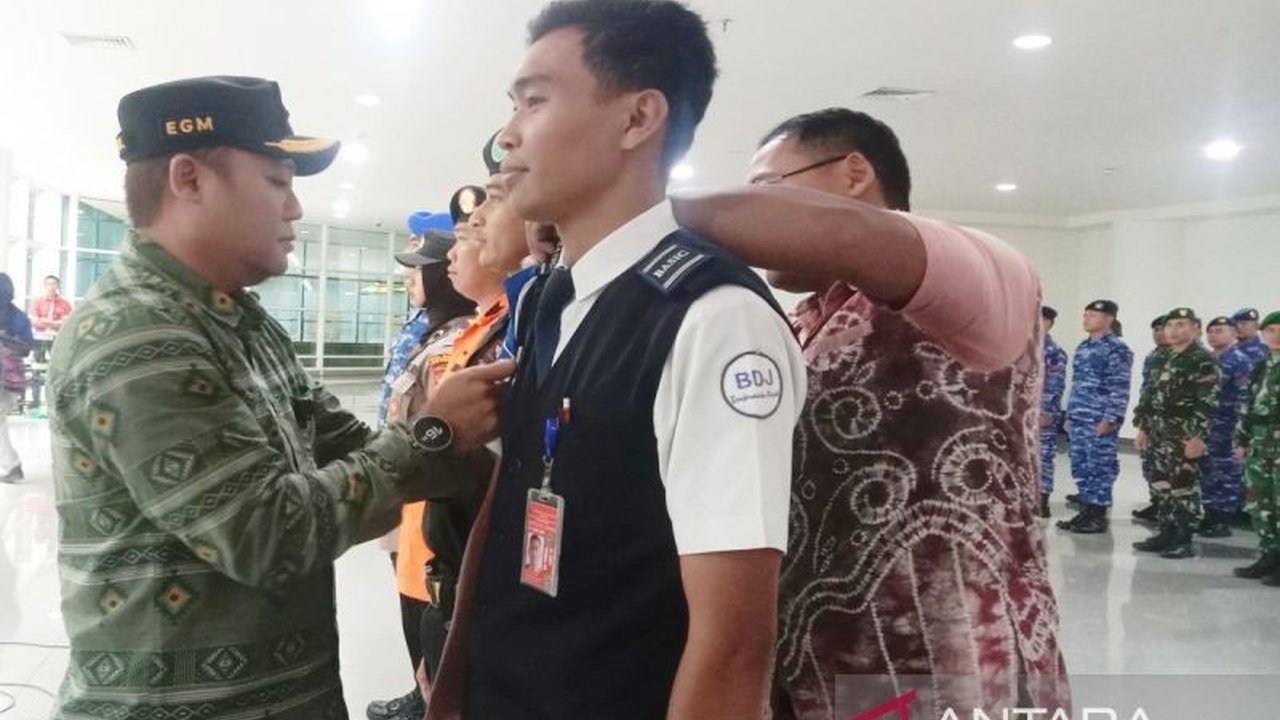Bandara Syamsudin Noor memprediksi peningkatan signifikan penumpang mudik Lebaran 2025 hingga 224.286 orang, serta peningkatan penerbangan, dengan puncak arus mudik dan balik pada akhir Maret dan awal April.