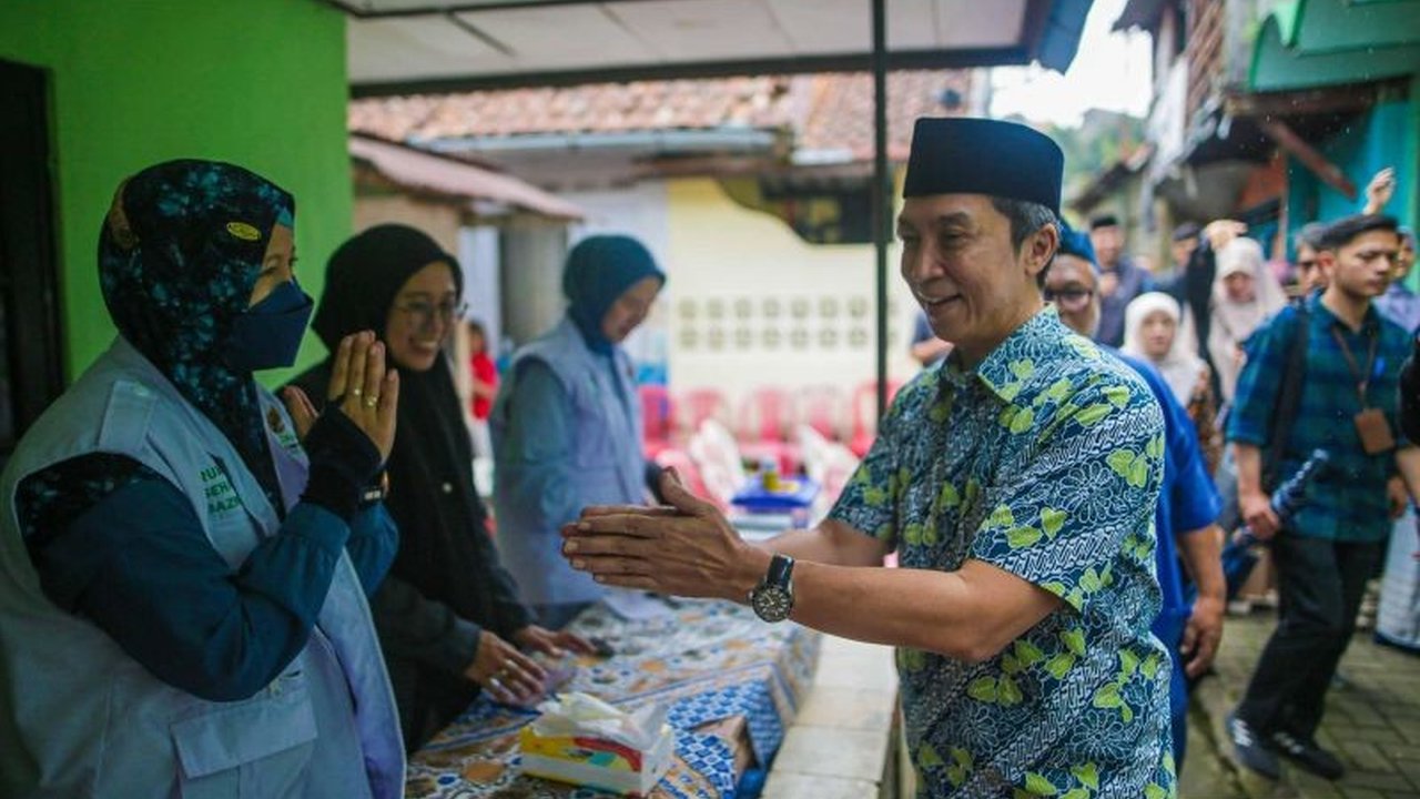Wali Kota Bogor, Dedie A. Rachim, memimpin layanan kesehatan gratis 'Ramadhan Sehat Bercahaya' bekerja sama dengan Baznas Kota Bogor, memastikan akses kesehatan bagi seluruh warga, terutama di bulan Ramadhan.