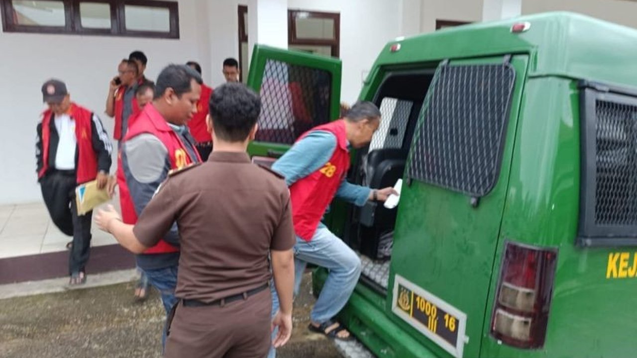 Kejaksaan Negeri Solok Selatan menetapkan enam tersangka korupsi PNPM tahun anggaran 2017-2020 dengan kerugian negara mencapai Rp716,6 juta, dan menahan mereka di Rutan Muara Labuh.