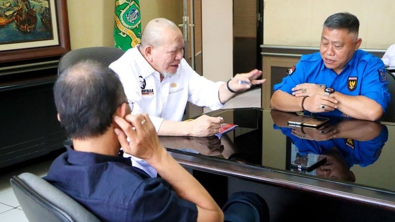 Anggota DPD RI LaNyalla Mahmud Mattalitti menerima aduan nelayan Surabaya terkait dampak negatif proyek reklamasi Surabaya Waterfront Land (SWL) terhadap mata pencaharian dan lingkungan.