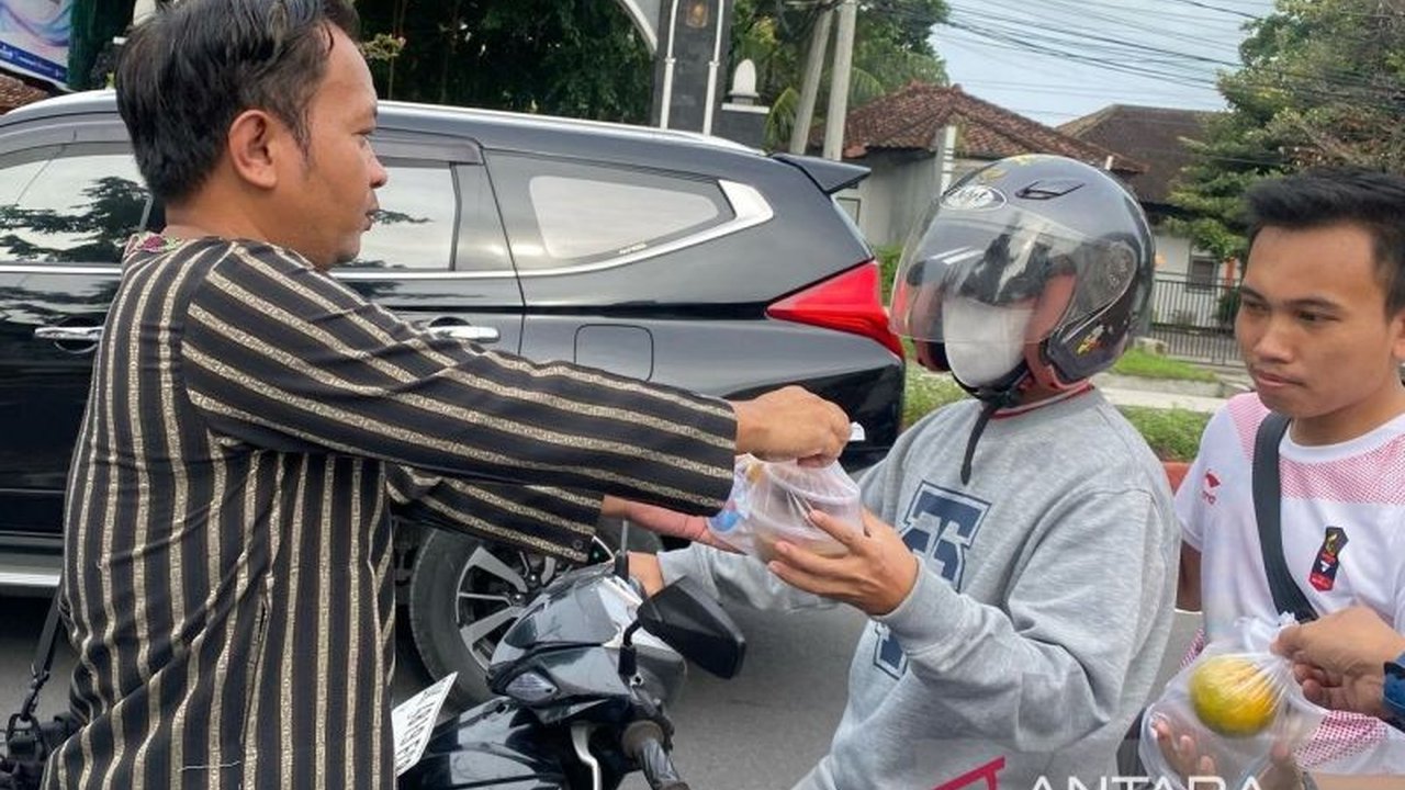 Forum Wartawan Parlemen (FWP) NTB berbagi 200 paket takjil di depan Kantor DPRD NTB, menunjukkan kepedulian dan solidaritas di bulan Ramadhan.
