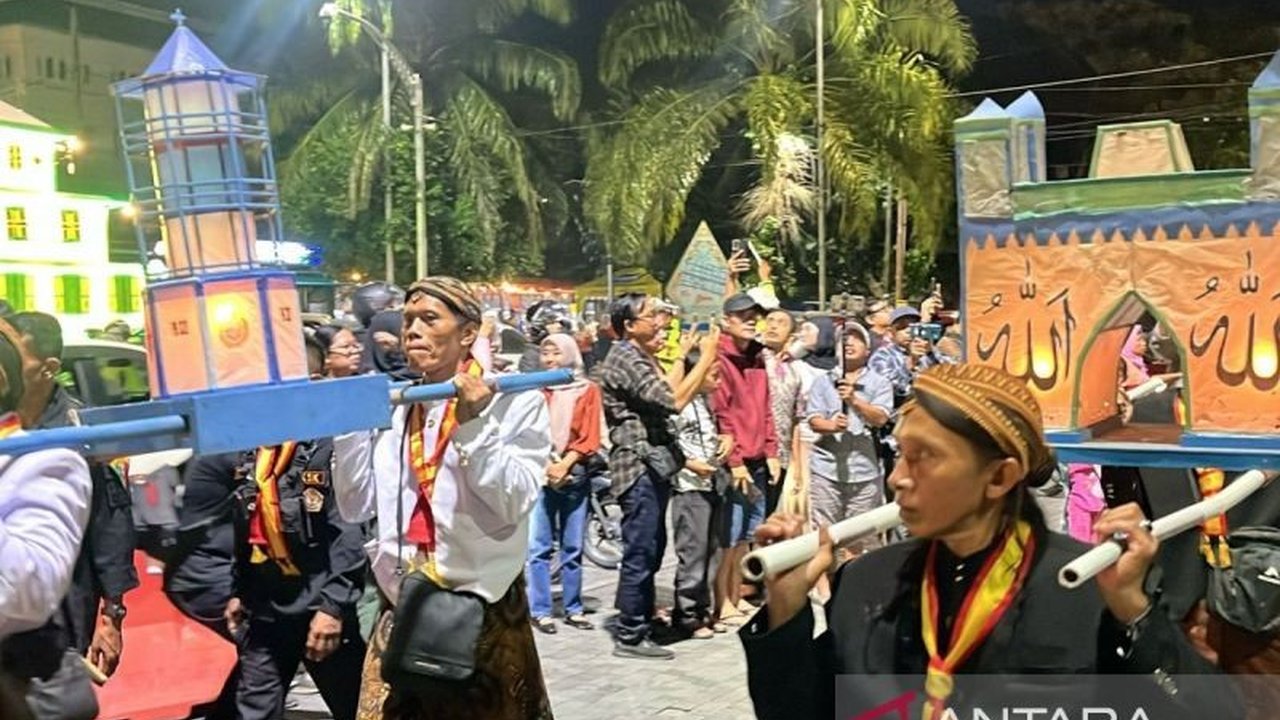 Keraton Surakarta Hadiningrat menggelar kirab malam selikuran, memperingati malam ke-21 Ramadhan sebagai momentum memasuki malam Lailatul Qadar.