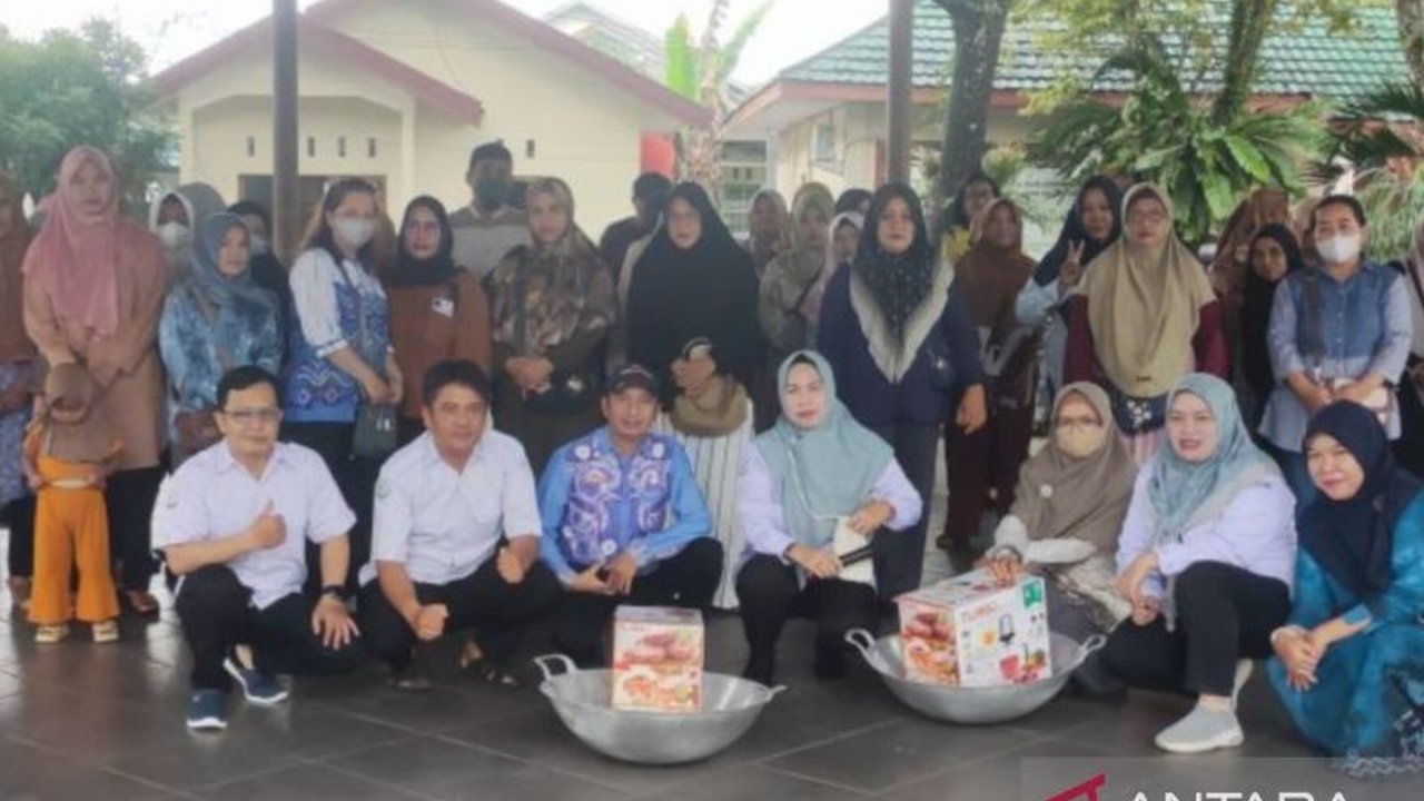 DKPPP Banjarmasin Berikan Bantuan Alat untuk Tingkatkan Produktivitas Kelompok Pengolah Perikanan