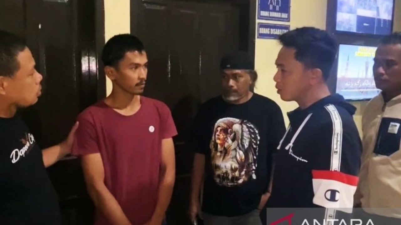 Polisi berhasil menangkap M. Rais (29), seorang mantan buruh yang mencuri emas 125 gram senilai 212 juta rupiah dari rumah seorang pengusaha di Makassar dengan cara membobol plafon rumah.