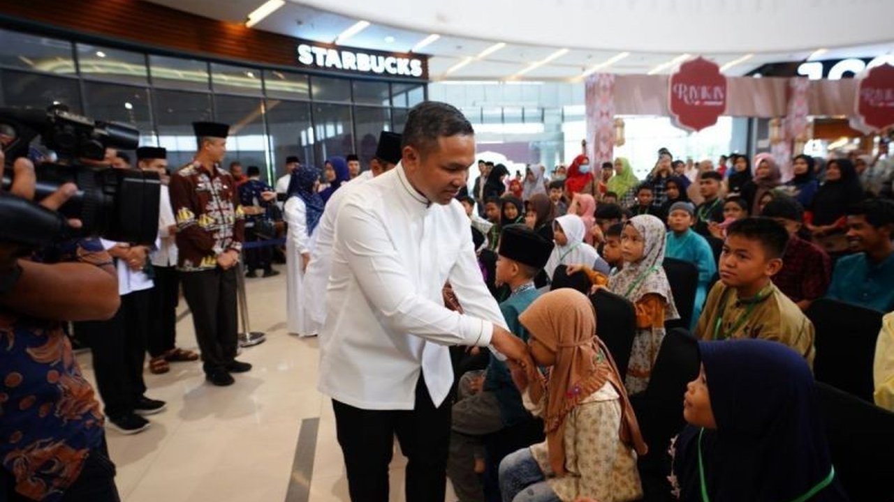 Sebanyak 1.000 anak duafa dan yatim dari seluruh Riau mendapatkan kesempatan berbelanja baju Lebaran senilai Rp1 juta per anak di Citimall Dumai, berkat program CSR PT Riau Petroleum.