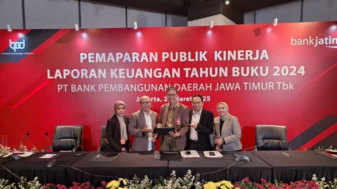 Bank Jatim berhasil mencatatkan laba bersih Rp1,28 triliun di tahun 2024, menjadikannya BPD dengan laba bersih terbesar di Indonesia, sekaligus menorehkan pertumbuhan aset dan kredit yang signifikan.