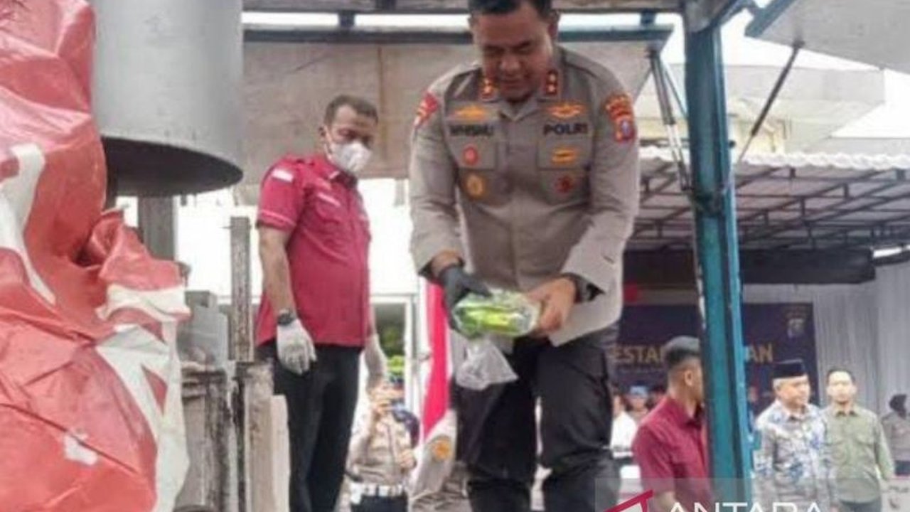 Polrestabes Medan memusnahkan 33 kilogram sabu hasil penangkapan kurir MN, menyelamatkan potensi 330.000 jiwa dari bahaya narkoba.