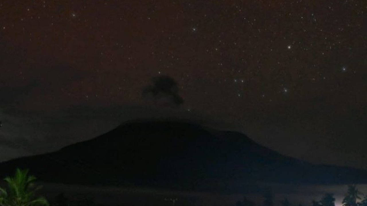 Gunung Lewotobi Laki-laki di Flores Timur, NTT, erupsi dua kali pada Kamis, 20 Maret 2024, dengan kolom abu mencapai 1.884 meter di atas permukaan laut; warga diimbau waspada dan menjauhi radius bahaya.