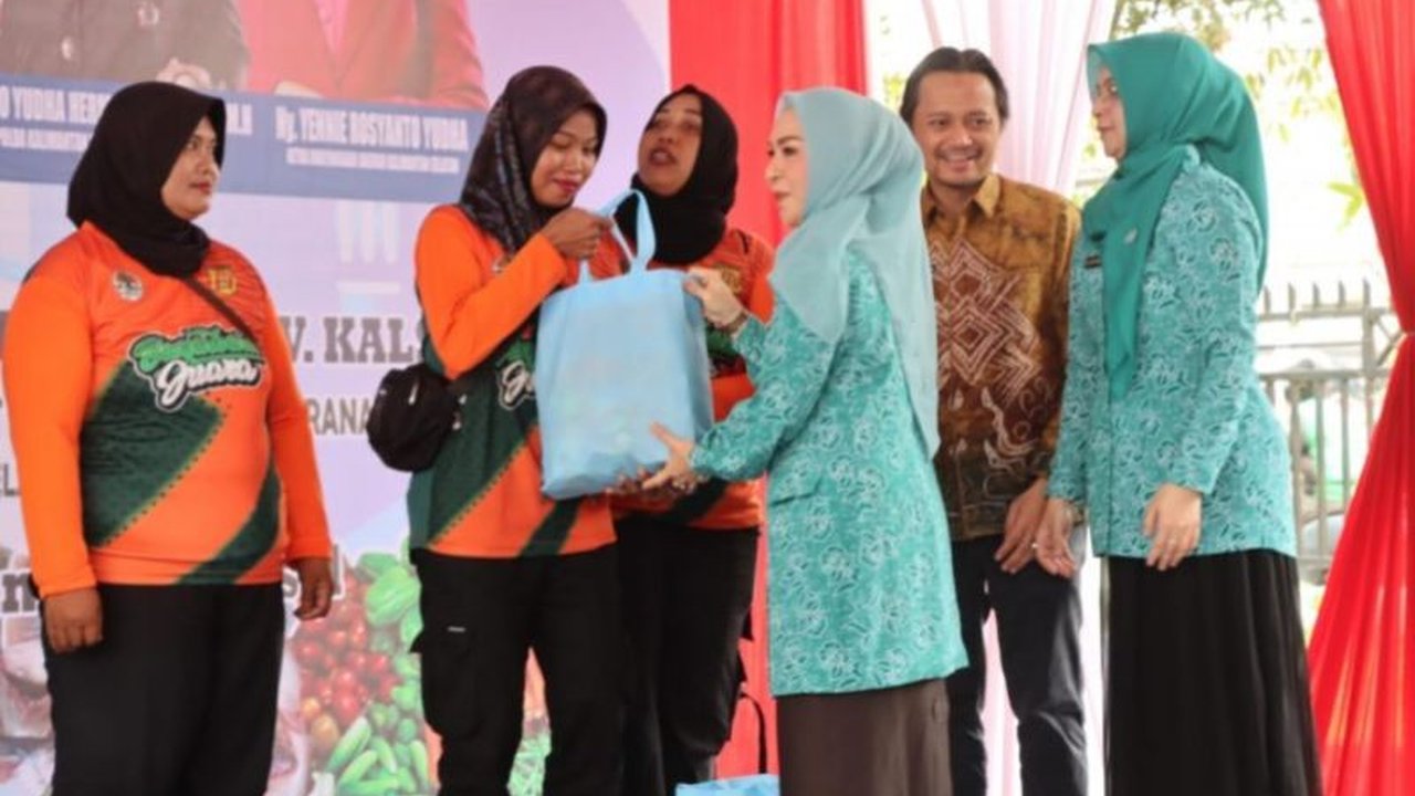 Pemerintah Provinsi Kalimantan Selatan (Pemprov Kalsel) dan TP PKK Kalsel menyalurkan 300 paket sembako untuk petugas kebersihan DLH Kalsel sebagai bentuk kepedulian dan meningkatkan kesejahteraan.