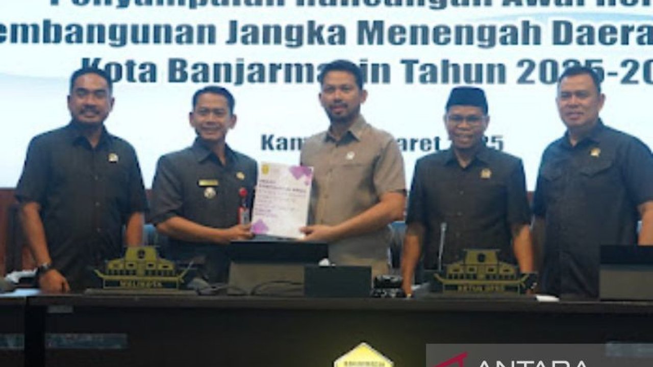 DPRD Banjarmasin menerima rancangan awal RPJMD 2025-2029 yang fokus pada pembangunan berkelanjutan dengan empat misi utama, termasuk peningkatan layanan publik dan infrastruktur.
