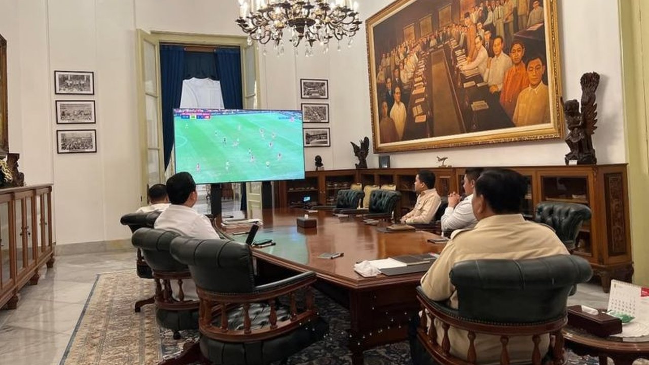 Presiden Prabowo Subianto dan Seskab Teddy Indra Wijaya menyaksikan pertandingan Indonesia vs Australia di Istana Kepresidenan, meskipun Timnas Indonesia mengalami kekalahan.